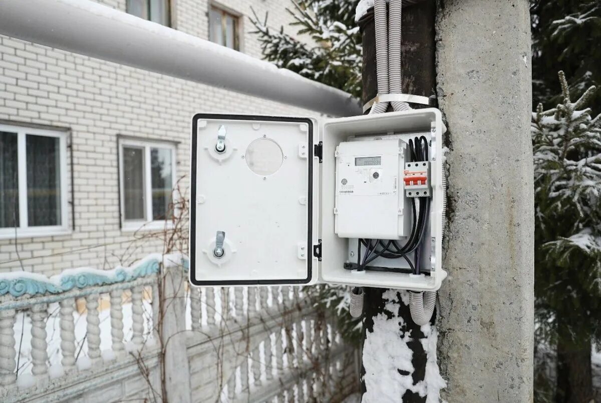 Прибор учёта электроэнергии на столбах с208. Установка счетчиков на опоре. Счётчик электроэнергии миртек на столб. Установка счетчиков на опоре. Щит на трубостойке 380.