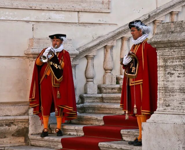 лакей. ливрея одежда. лакей. аббатство даунтон томас барроу. королевский швейцар.