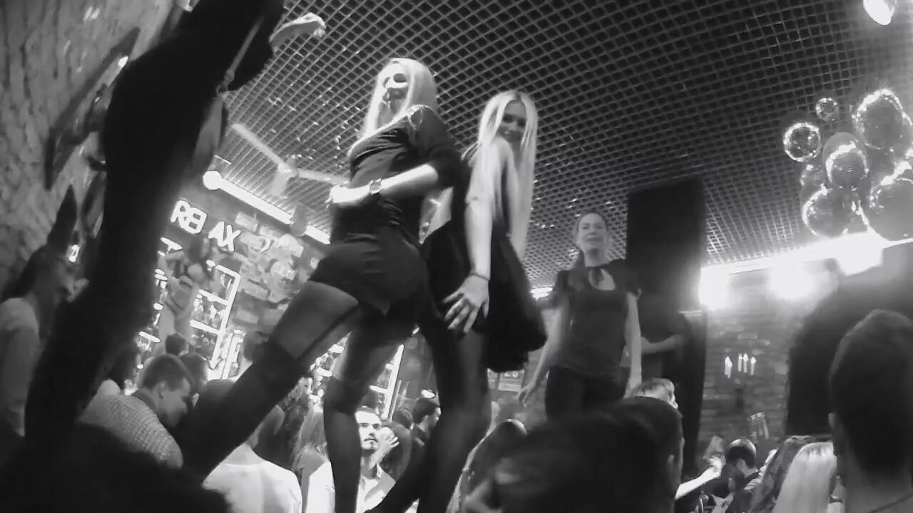 Тверкинг lexy pantera. Тверк вверх ногами. Twerk club. Клуб сафари тверк. Move bitch (play n skillz twerk remix.