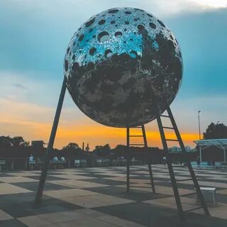 Арт объект луна