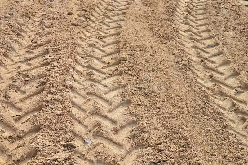 Следы на песке. Грунтовая дорога вид сверху. Отпечаток ноги на песке. Грязная дорога. Земля грязь.