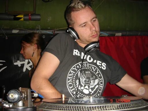 Сандер ван дорн диджей. Пульт диджея. Концертный диджей. Dj tiesto 2004. Dimitri vegas & like mike.