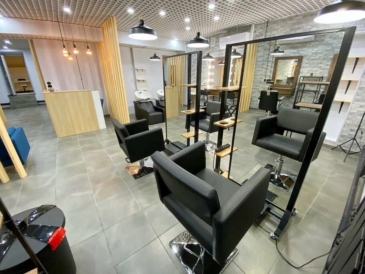 кабинет салона красоты. кресло лофт парикмахерская. кресло для салона красоты. снять салон красоты в аренду в москве. арендовать парикмахерское кресло.