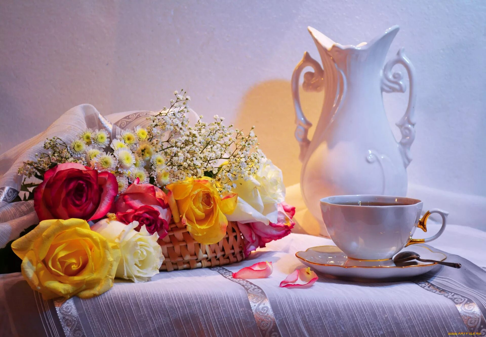 Открытка с добрым утром букеты. Утро цветы. Доброе утро с чаем и цветами. Натюрморт с цветами и чашкой. Утренний букет с добрым утром.