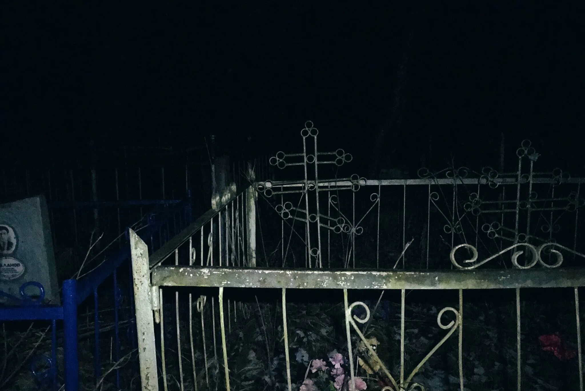 Ночью на кладбище есть. Кладбище ночью. Деревенское кладбище ночью.