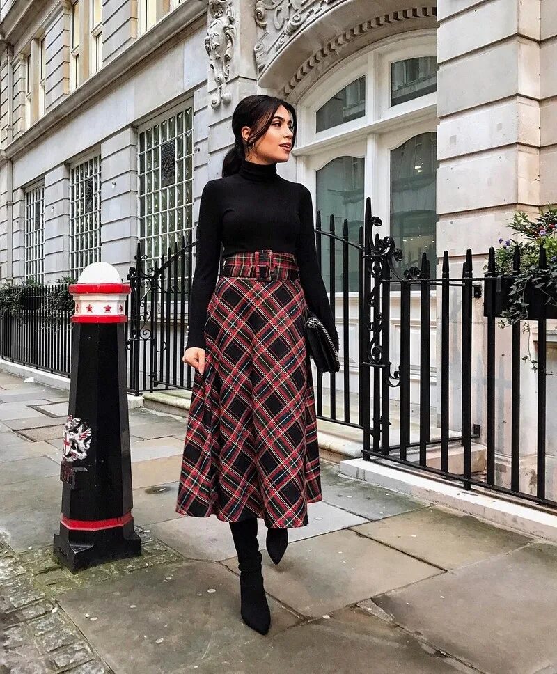 Модные юбки плиссе 2022. Миди 2022. Мода лондона. Юбка плиссе 2020 тренд. Юбка карандаш 2022 модные.