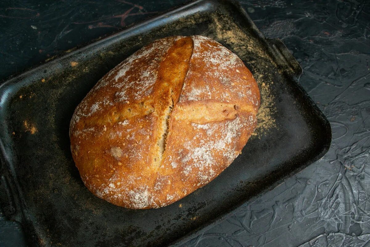 Хлеб после духовки. Хлеб в духовке. Хлеб на противне. Хлеб на противне в духовке. Домашний хлеб на противне в духовке.