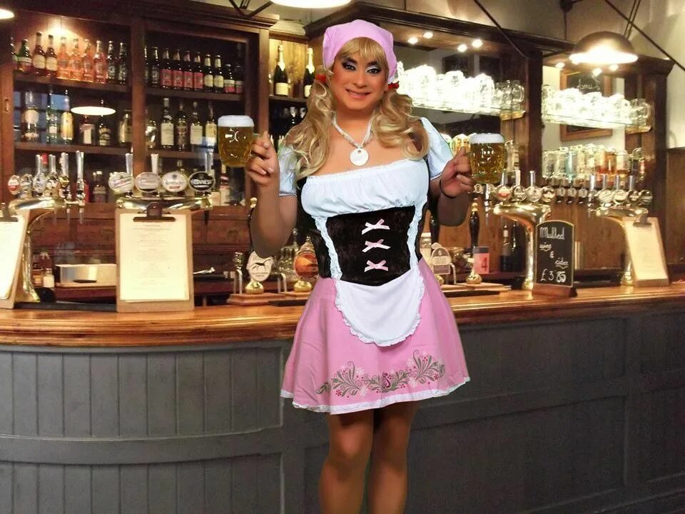 Красивая зрелая в баре. Bar Maid. Бар Басти Харт. Барменша Goblin barmaid.. Can i service you