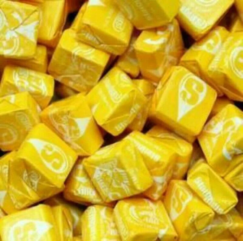 Где купить желтую. Желтые конфеты. Конфетка жёлтый. Жёлтые конфеты Эстетика. Конфеты желтого цвета.