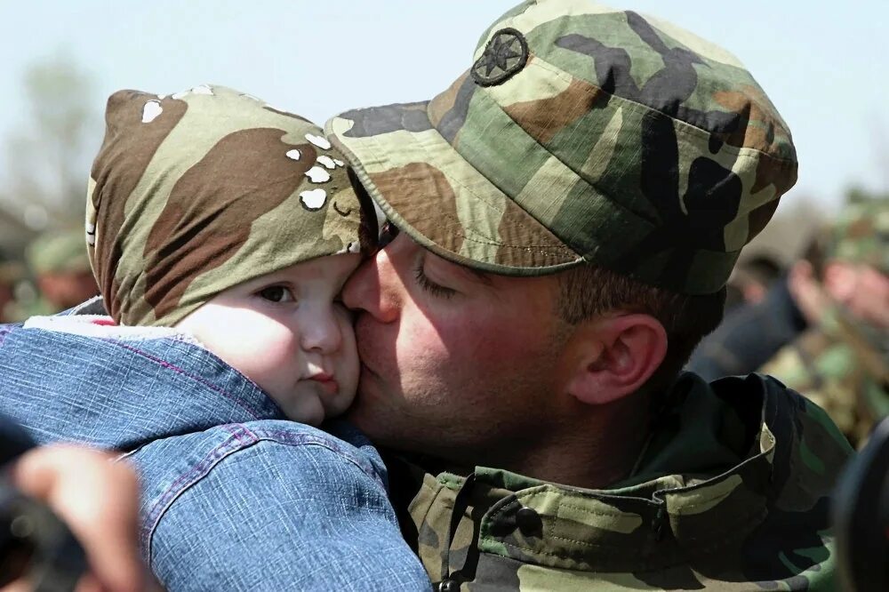Мобилизация отцов детей. Солдат с ребенком. Военный с ребенком. Солдат обнимает ребенка. Российский солдат с ребенком.