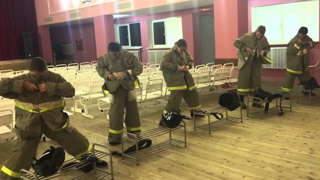 Одевание боевки пожарного пункты. Надевание боевой одежды пожарного. Правильное одевание боевой одежды пожарного. Одевание пожарной одежды. Одевание боевки пожарного норматив.