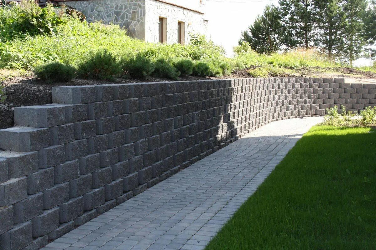 Бетонные подпорные стены. Террасирование склонов бетонными блоками. Бетонные подпорные стены. Террасирование склона георешеткой. Фортис блоки для подпорных стенок.