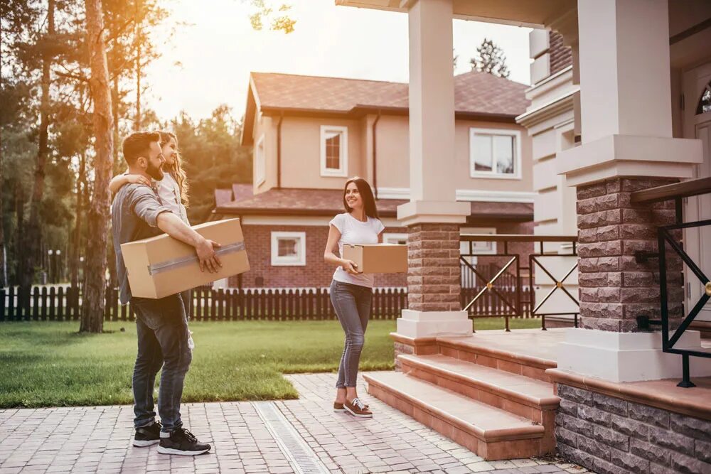 Красивый домик для семьи. Семья рядом с домом. Человек в доме. Дом для большой семьи. Загородный дом.