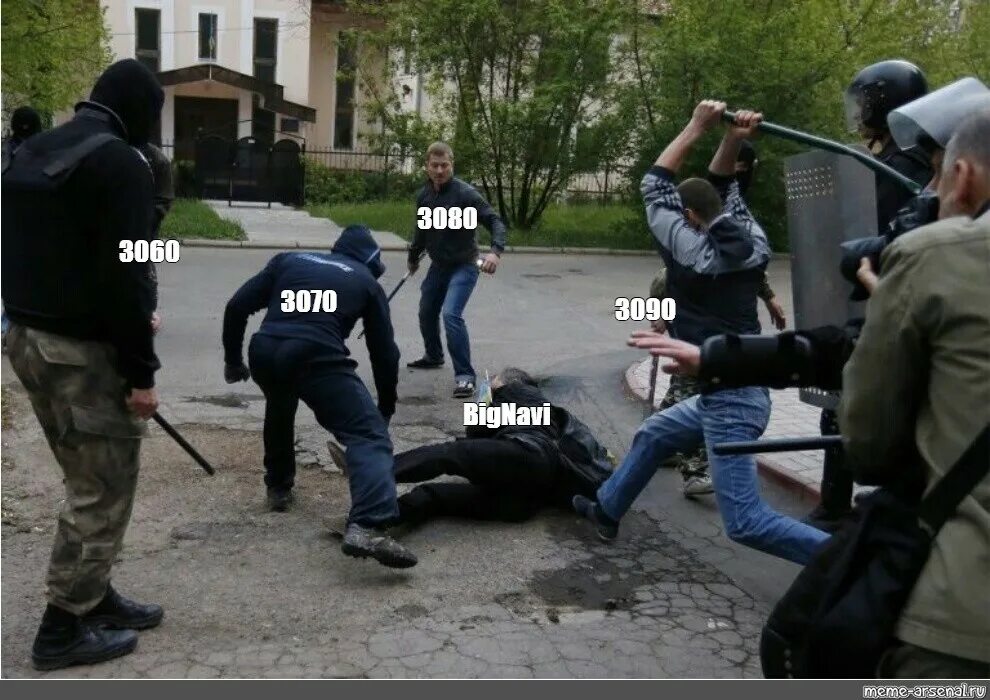 Человек избивает человека мем. Человека избивают толпой. Драка супругов. Драка супругов. Агрессивная молодежь.