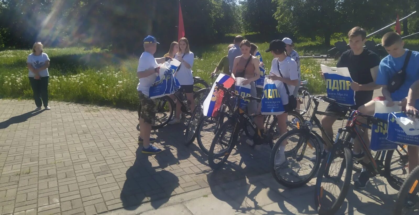 12 июня праздник в городах. Концерт на красной площади. Мероприятия. Хамстер 12 июня. Архангельск набережная.