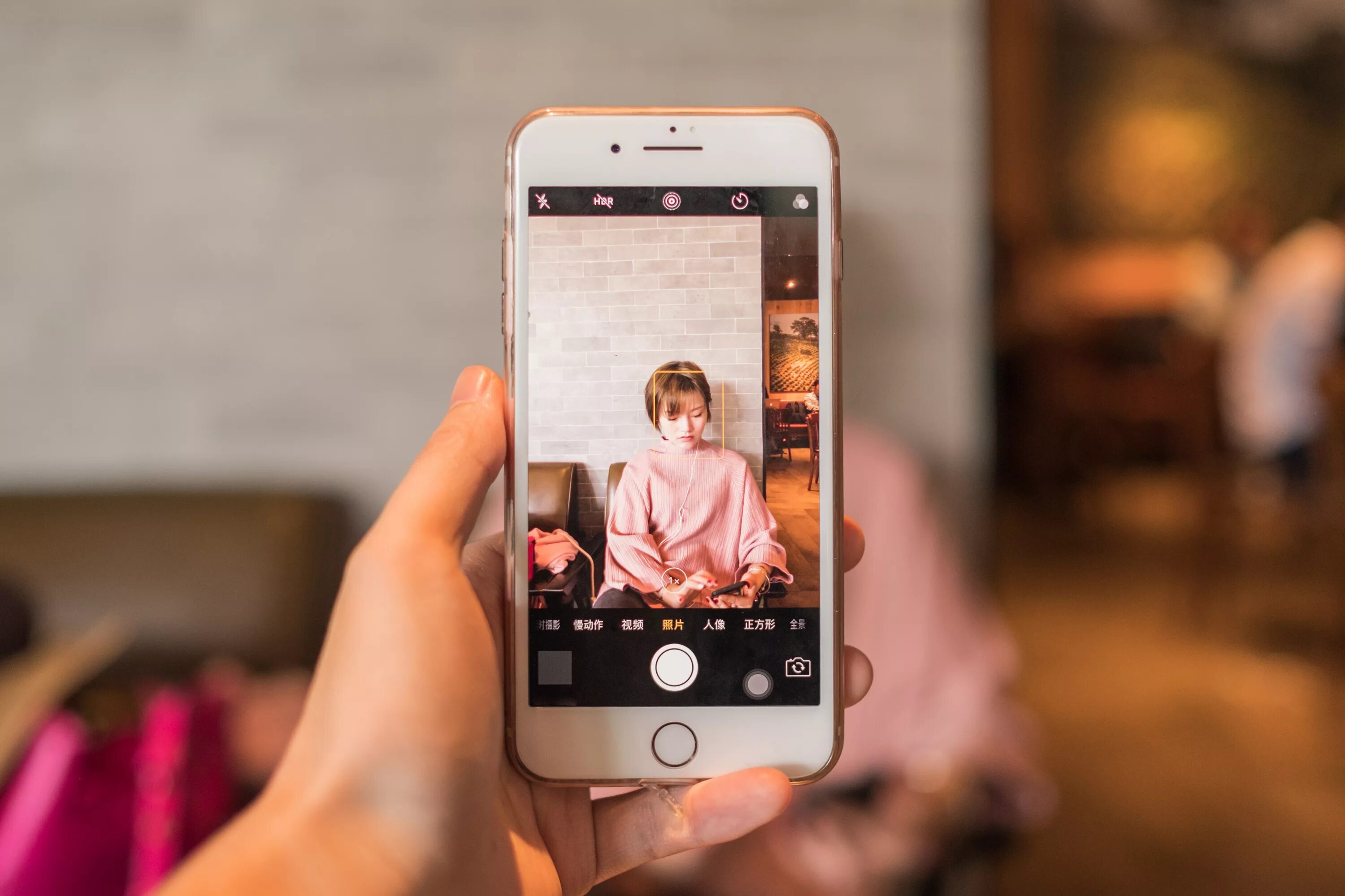 Красиво фотографировать на телефон. Фотография айфона. Как делать крутые фото на айфон. Профессиональные фотографии на айфон. Человек с айфоном.