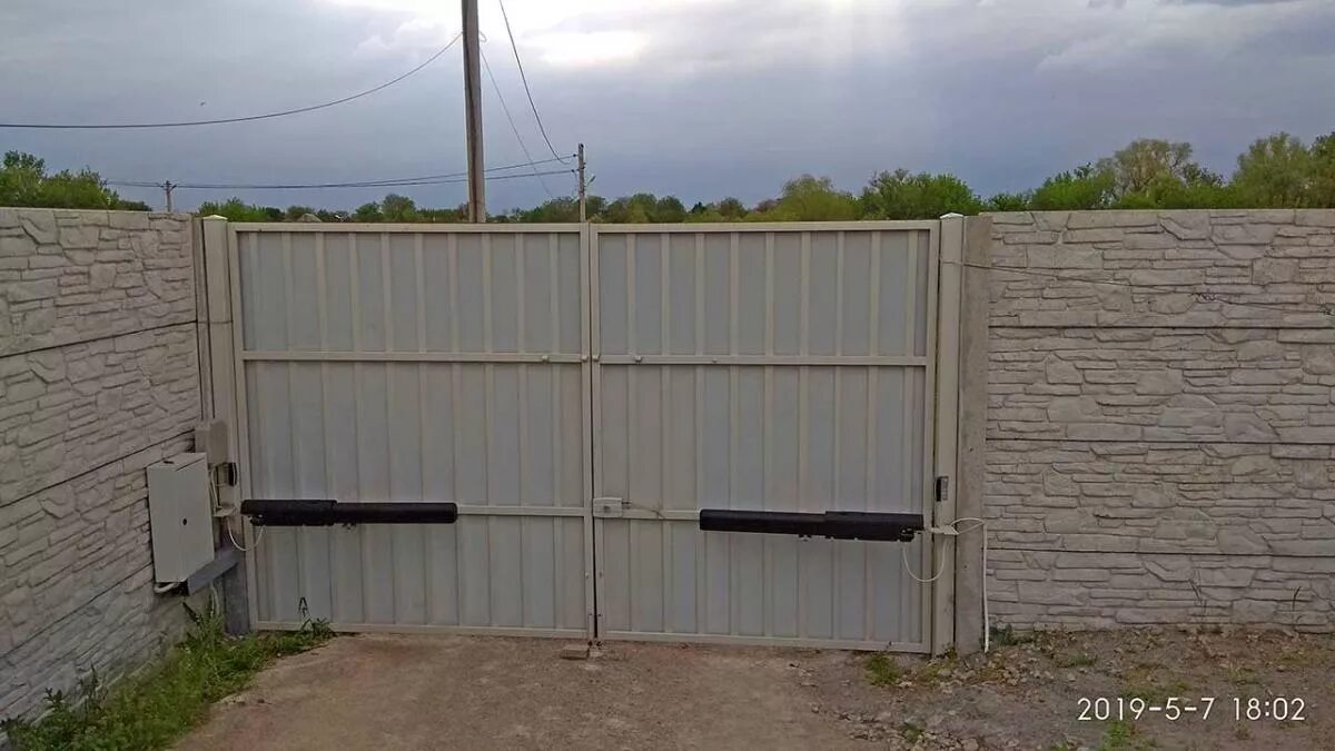 Неисправность распашных ворот. Автоматика распашных ворот а482. Распашные ворота с калиткой алютех. Распашные ворота алюминиевые алютех. Неисправность распашных ворот.