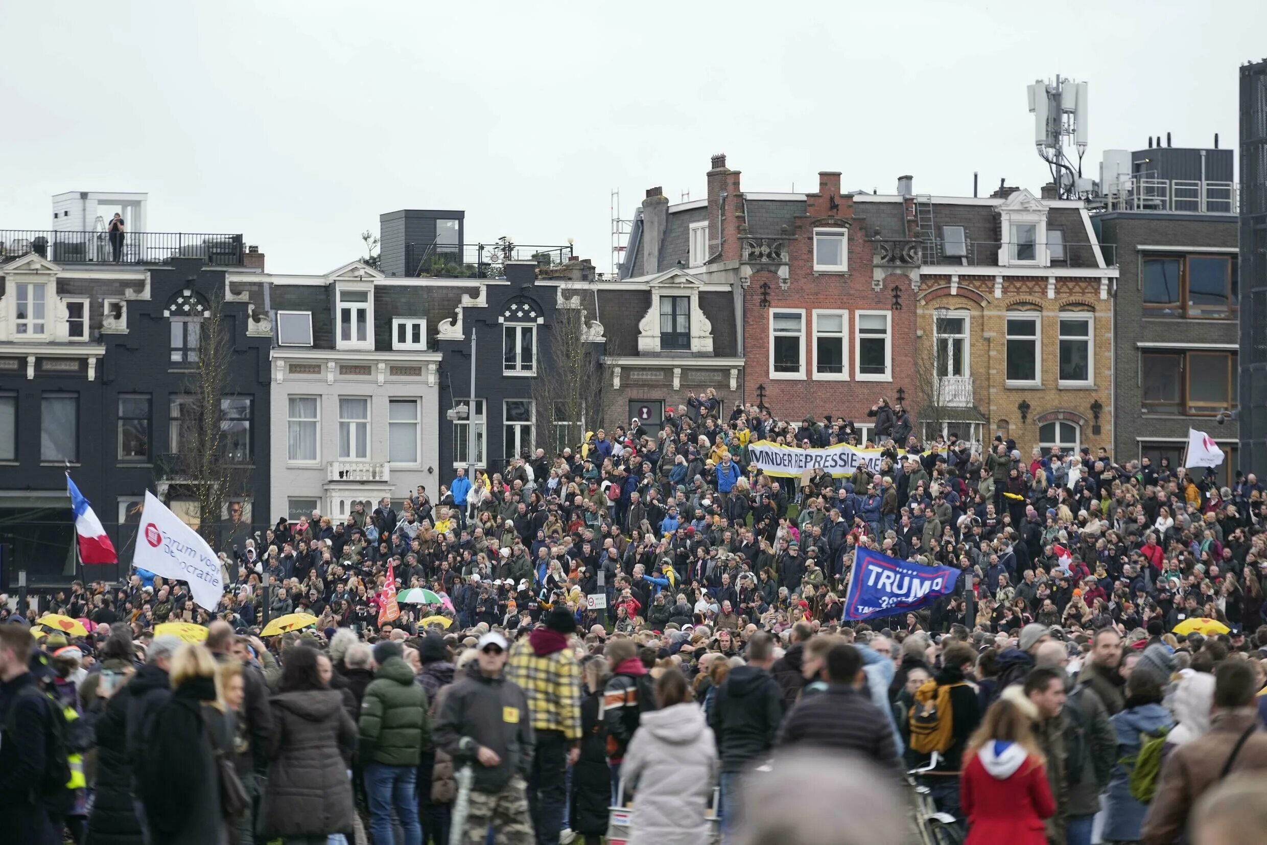 Почему бастует европа. Протесты в Амстердаме 2022. Митинги фермеров в Голландии. Разгон протестующих в Нидерландах.