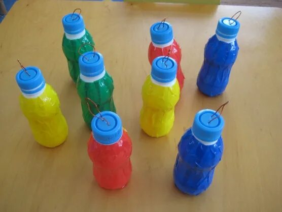 Сенсорные бутылки для детей. Маленькая бутылочка из под йогурта. Спортивный инвентарь из пластиковых бутылок. Игра с пластиковыми бутылками. Бильбоке из пластиковой бутылки.
