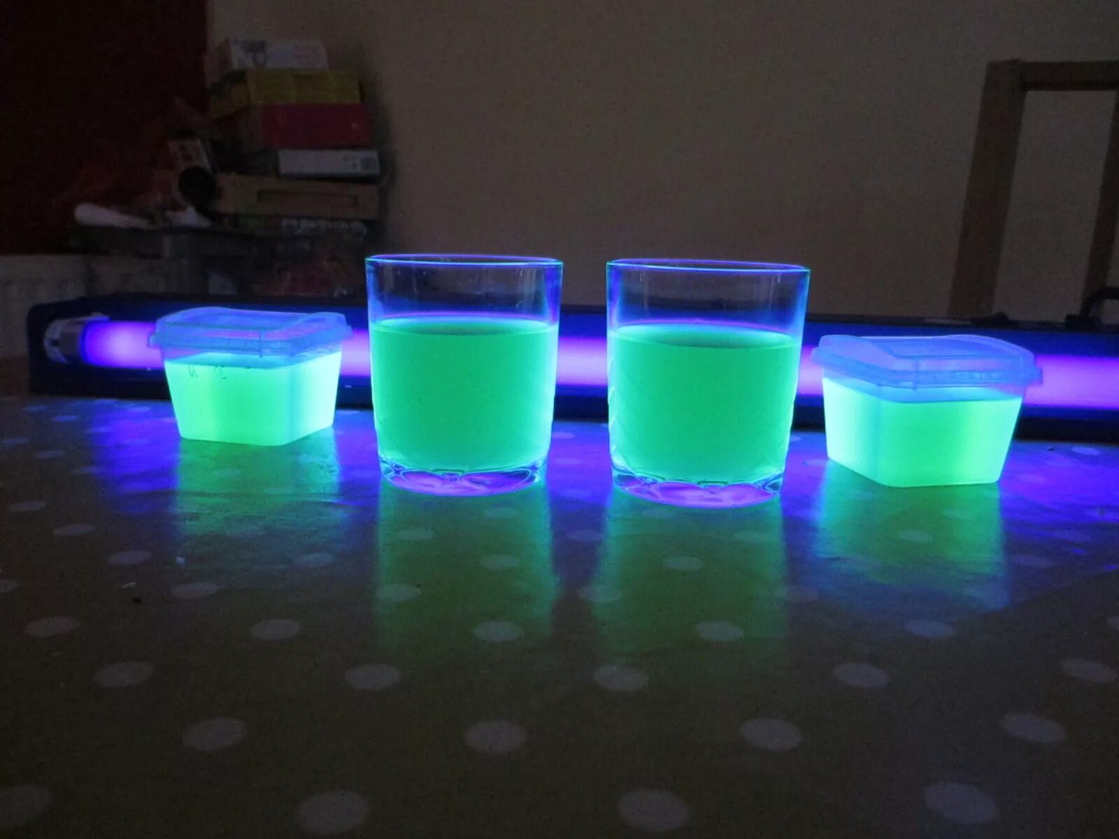 Светящиеся для детей. Люминофор зелёный. Зелёный светящийся шар. Вольфрамат кальция люминофор. Фосфорная краска.