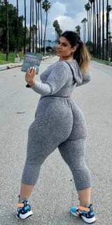 Curvy latina