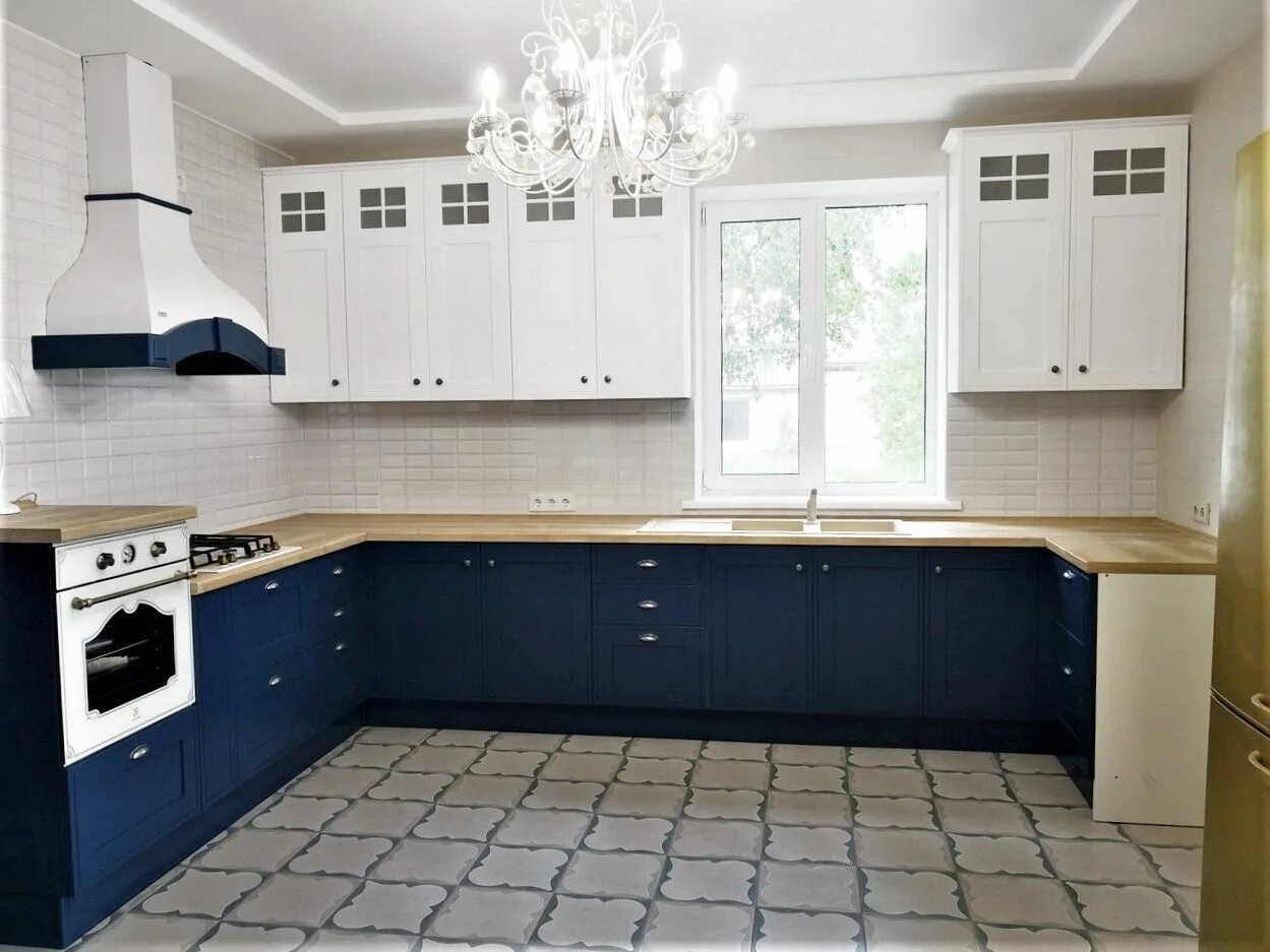 Белая кухня синяя столешница. Синяя кухня с белой столешницей. Кухонный гарнитур синий с белым. Кухня темно синяя с белым. Бело синяя кухня.