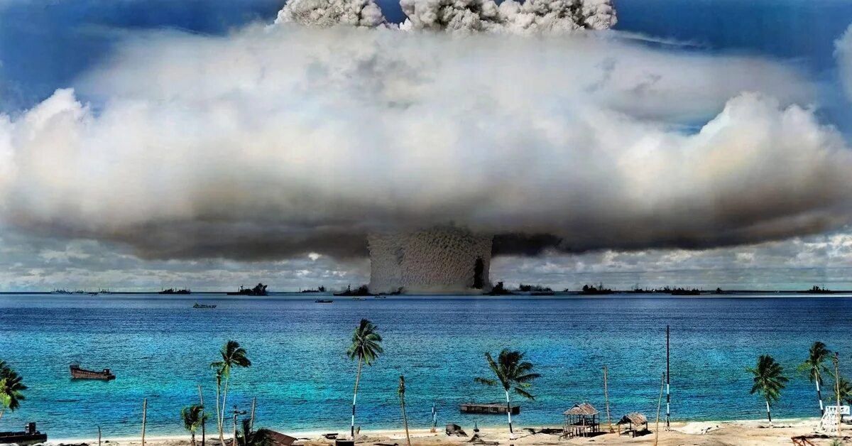 Через несколько десятков лет. Атолл бикини ядерные испытания. Атолл бикини 1946. Ядерный взрыв Кастл Браво. Атомный взрыв на атолле бикини.