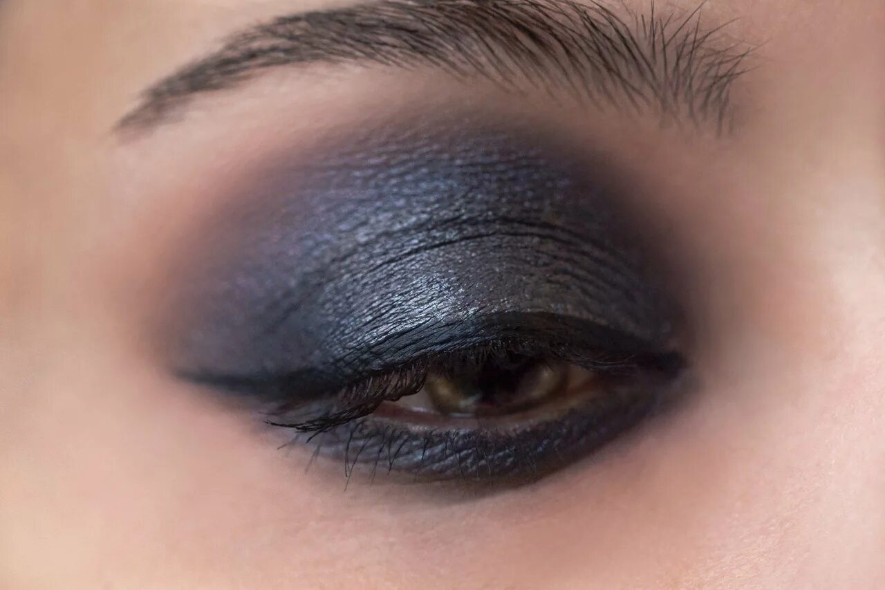 смоки айс серо черный. смоки айс макияж. черные тени на карие глаза. кажутся черные тени. макияж смоки айс черными тенями.