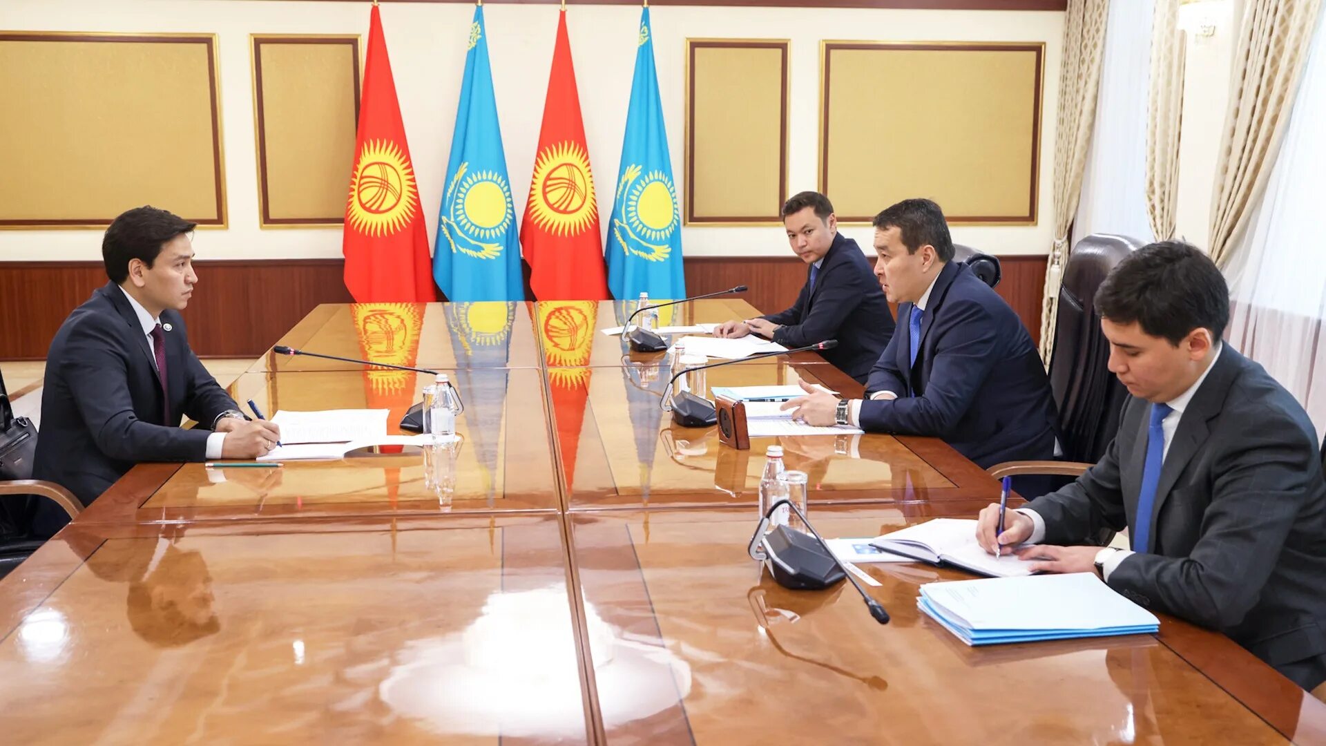 Премьер Смаилов Казахстан. Посол Казахстана в Кыргызстане. Премьер министр Кыргызстана 2022. Казахстан и Киргизия.