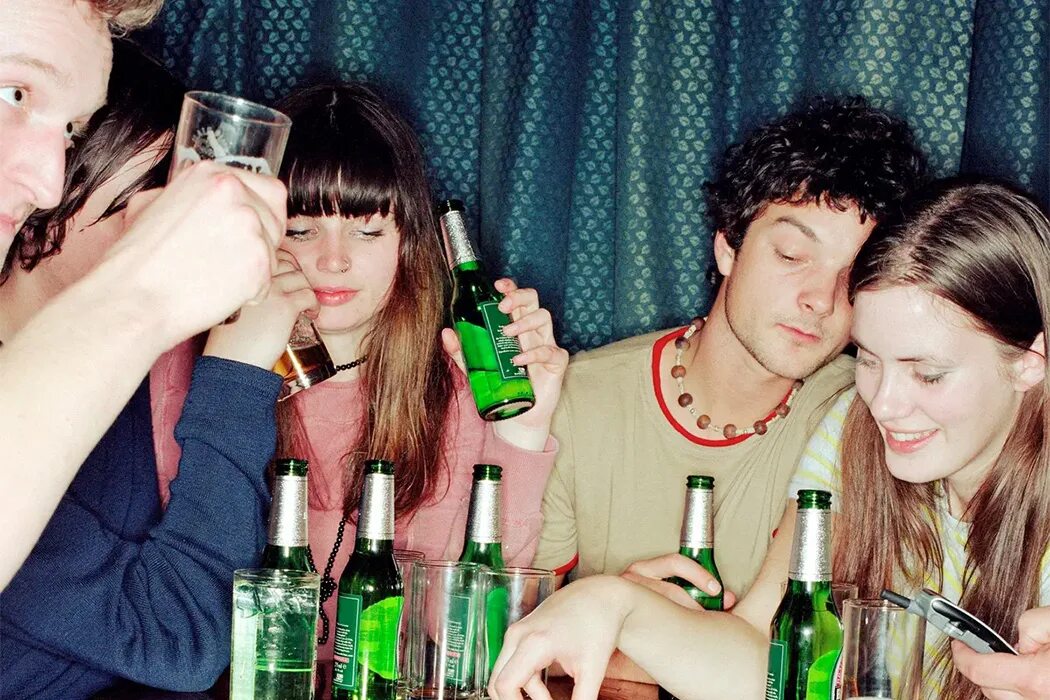 Фотосессия в подъезде. Подросток в плохой компании. Плохая компания подростков. Аморальные фотосессии. Грабитель банка.