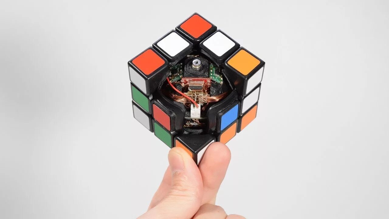 Cube solve. Кубик Рубика 3х3х3. Самособирающийся кубик Рубика. Робот кубик Рубика 3х3. Кубик рубик 18x18.