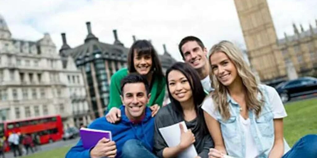 Индийские студенты. Специалитет дизайнер. Девушки студентки. Студенты колледжа. Студенты.