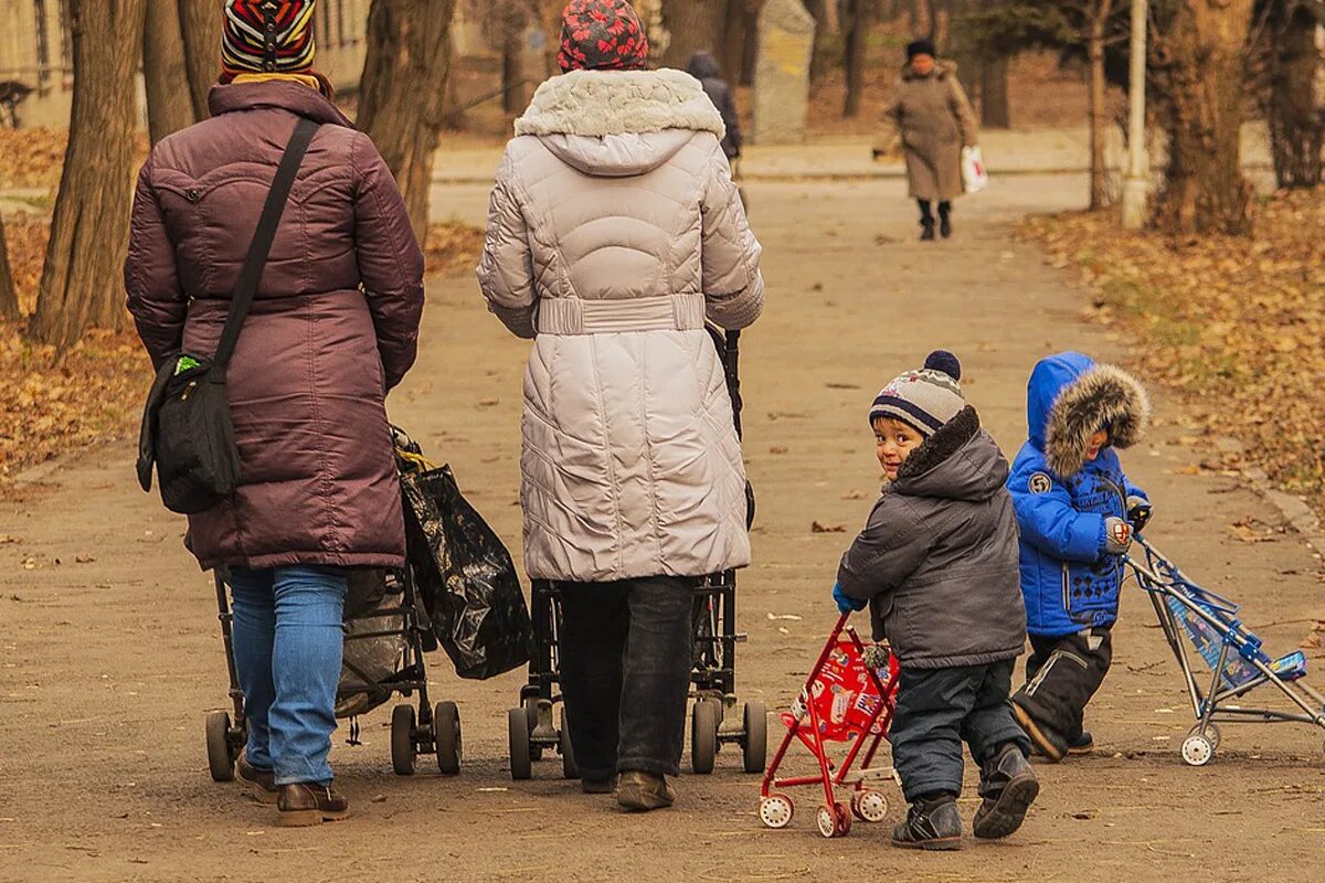 Мама можно на улицу. Мама можно на улицу. Девушка с ребенком на руках. Семья с детьми на прогулке. Мать с ребенком.