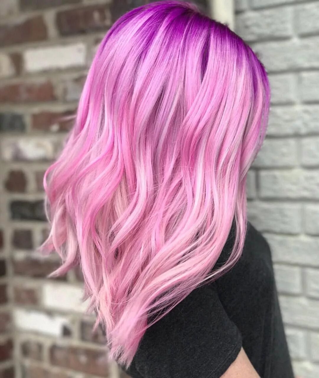 Pink hair skins. Пинк хеир. Геншин девушка с розовыми волосами. Пастельно-розовый цвет волос. Розовое мелирование на темные волосы.