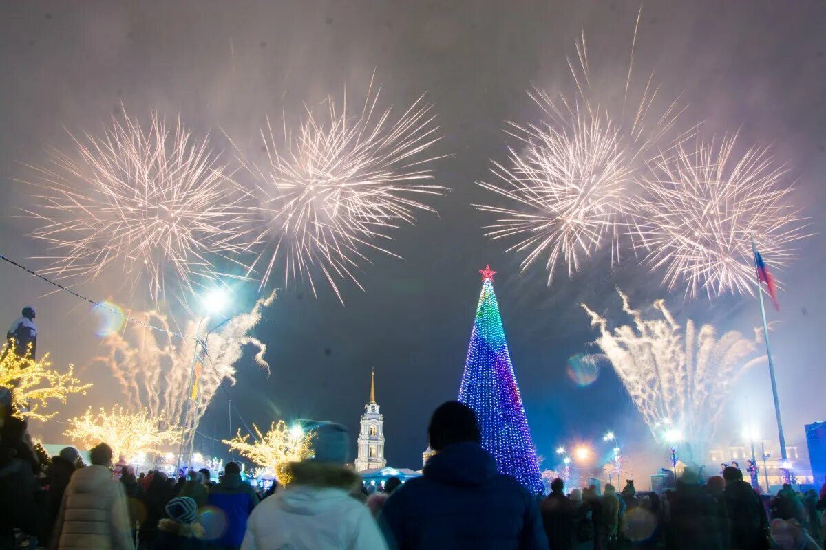 Почему на новый год запускают фейерверки. Тула 2025 салют. новогодний фейерверк. новый год салют. новогодний праздник.