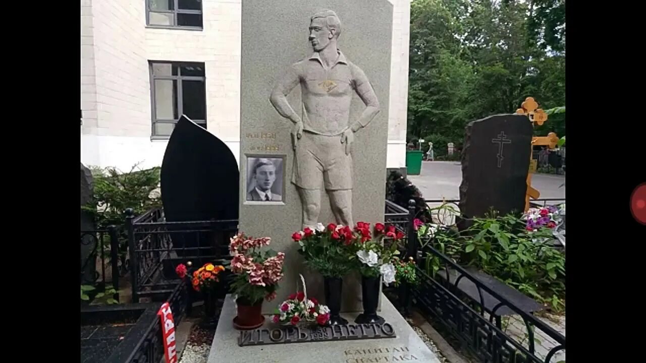 Ваганьковское кладбище 27 участок. Ваганьковское кладбище видео. Троекуровское кладбище могилы знаменитостей. Ваганьковское кладбище могилы известных людей. Могила есенина на ваганьковском кладбище.