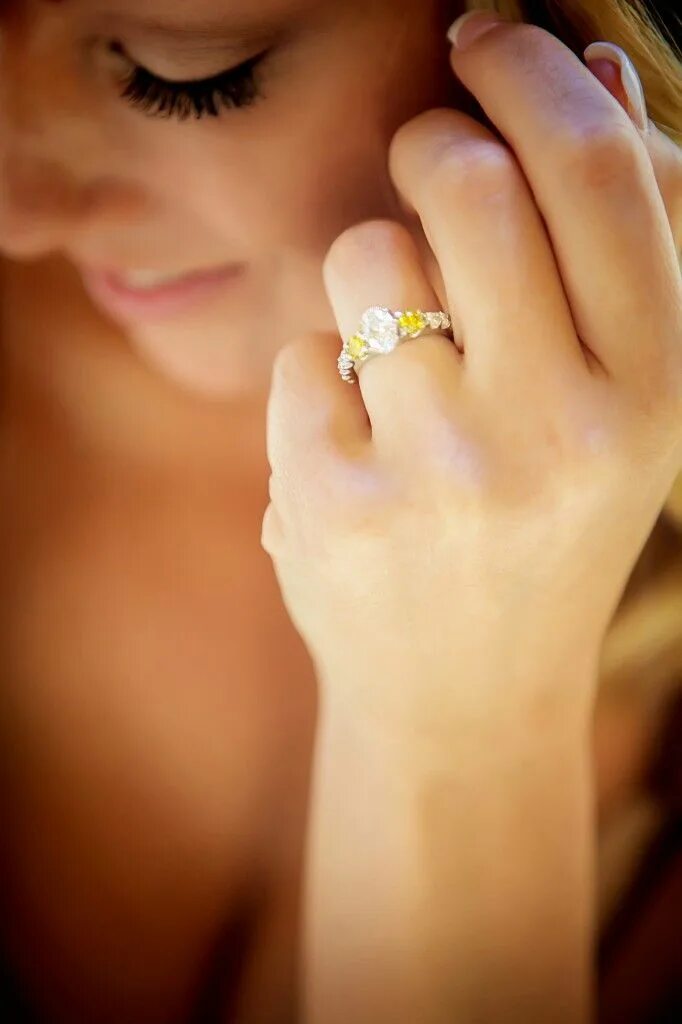 Красивые кольца на руке. Кольцо для девушки. Девушка с кольцом на пальце. Красивые женские руки с кольцами. Замужние золотые кольца