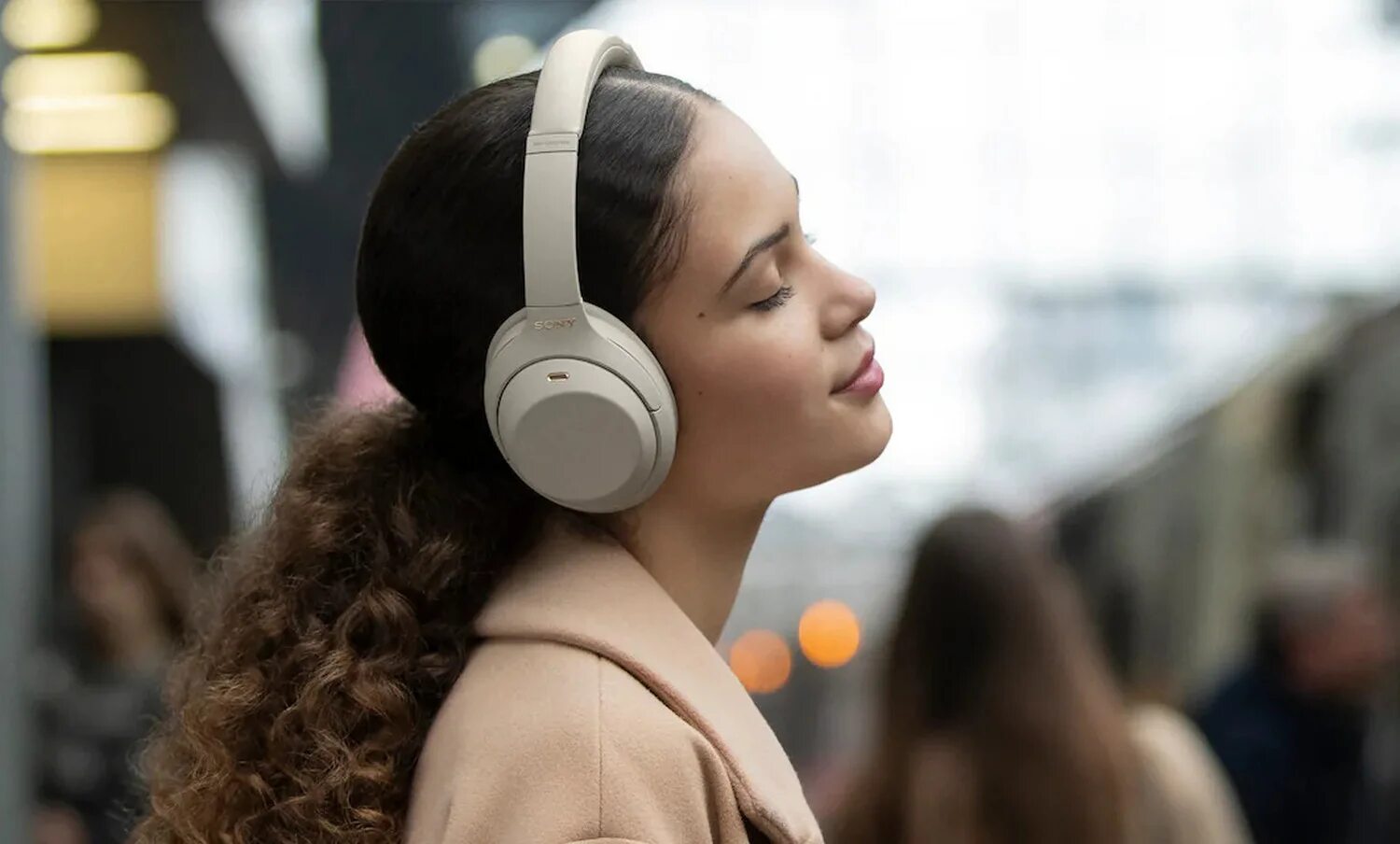 Человек за компьютером. Человек в наушниках. Technology listening. Sony wh-1000xm4 black. Девушка в наушниках.