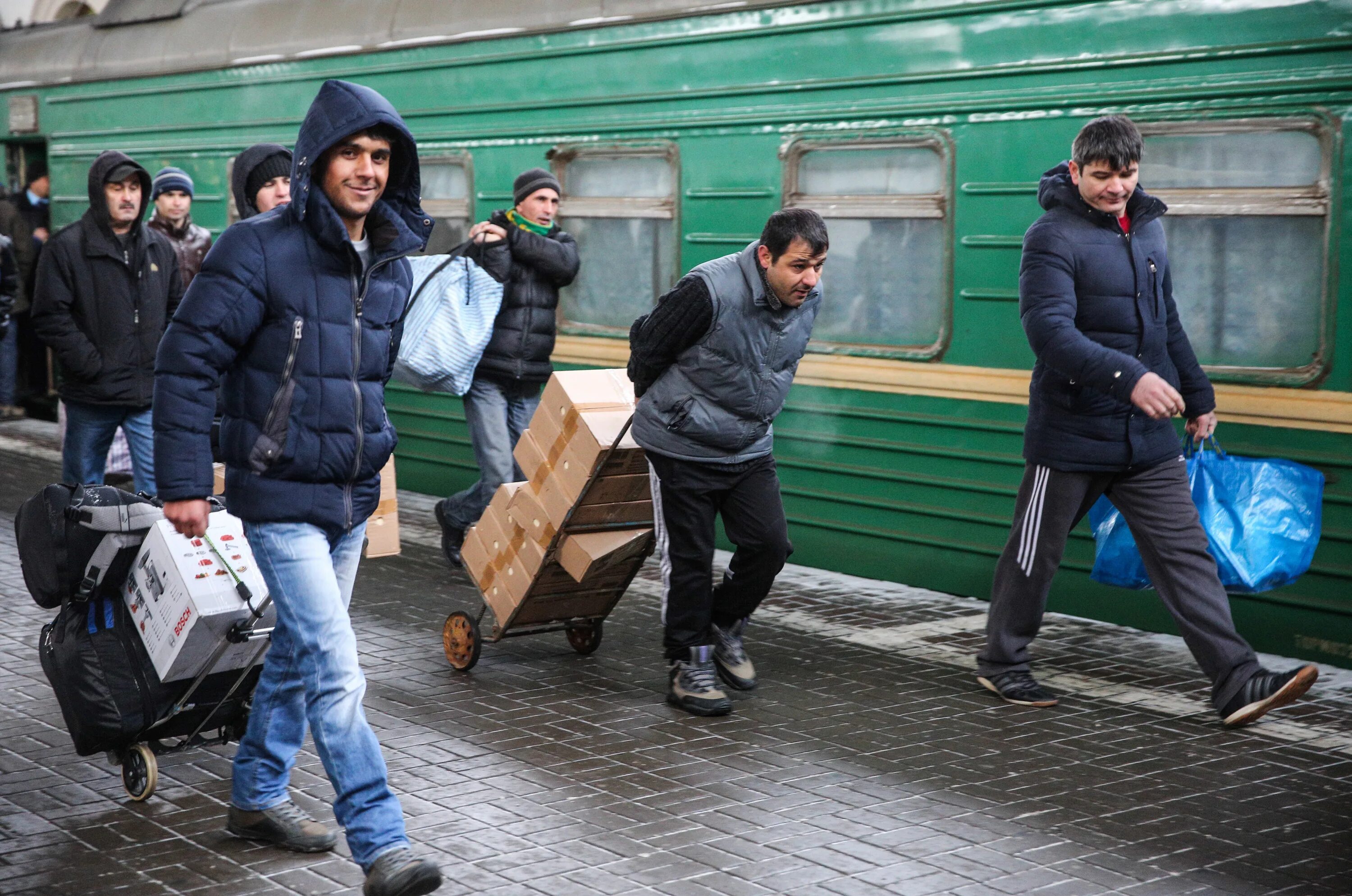 В москве переехали человека. Таджики едут в Россию. Таджикские мигранты в России. Таджикские гастарбайтеры в России. Мигранты гастарбайтеры.