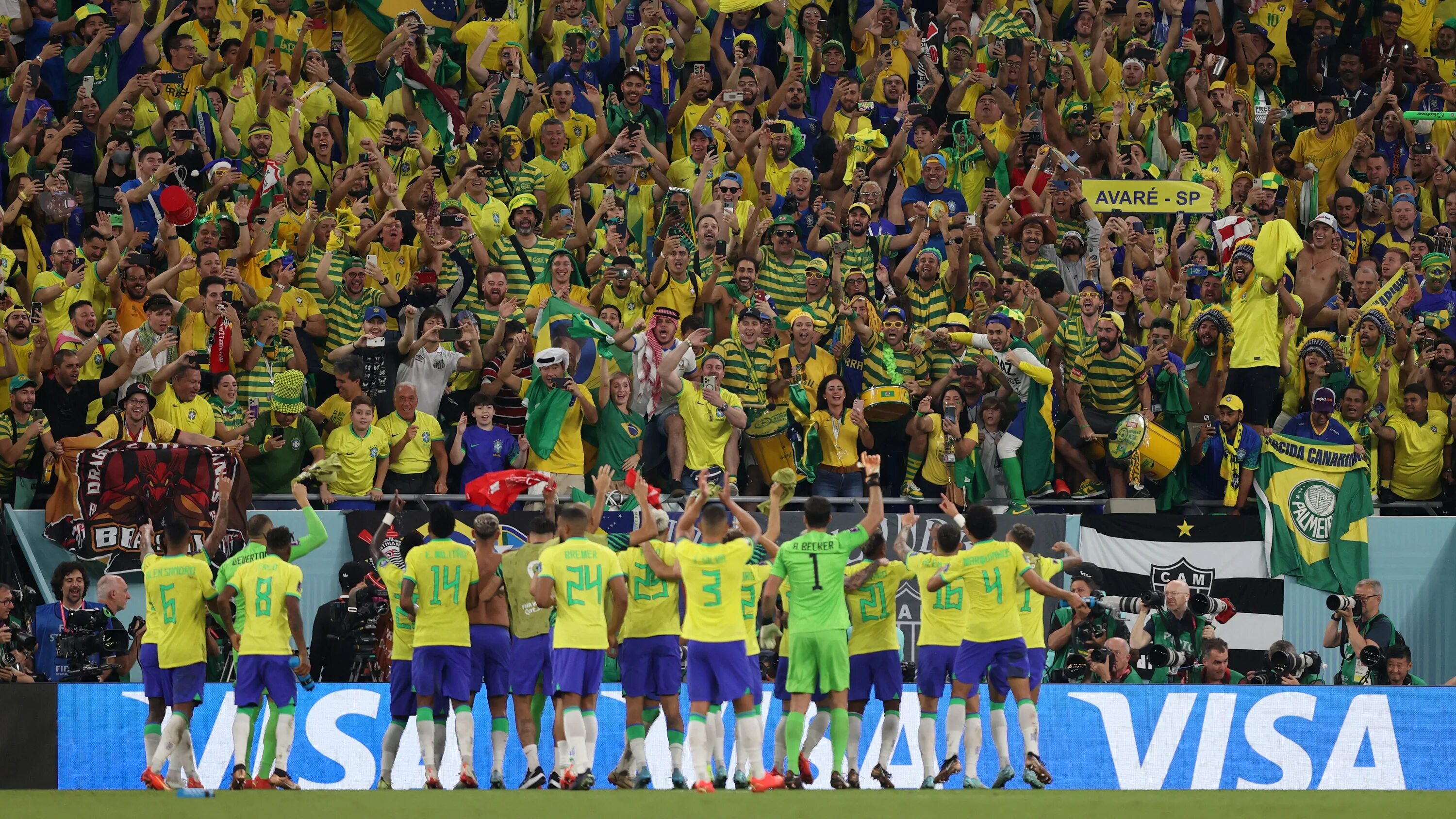 Город бразилия франция. Луис сборная Бразилии 2014. Сборная Бразилии 2002. Бразилия Германия 2002. Сборная Бразилии по футболу 2014 года состав.