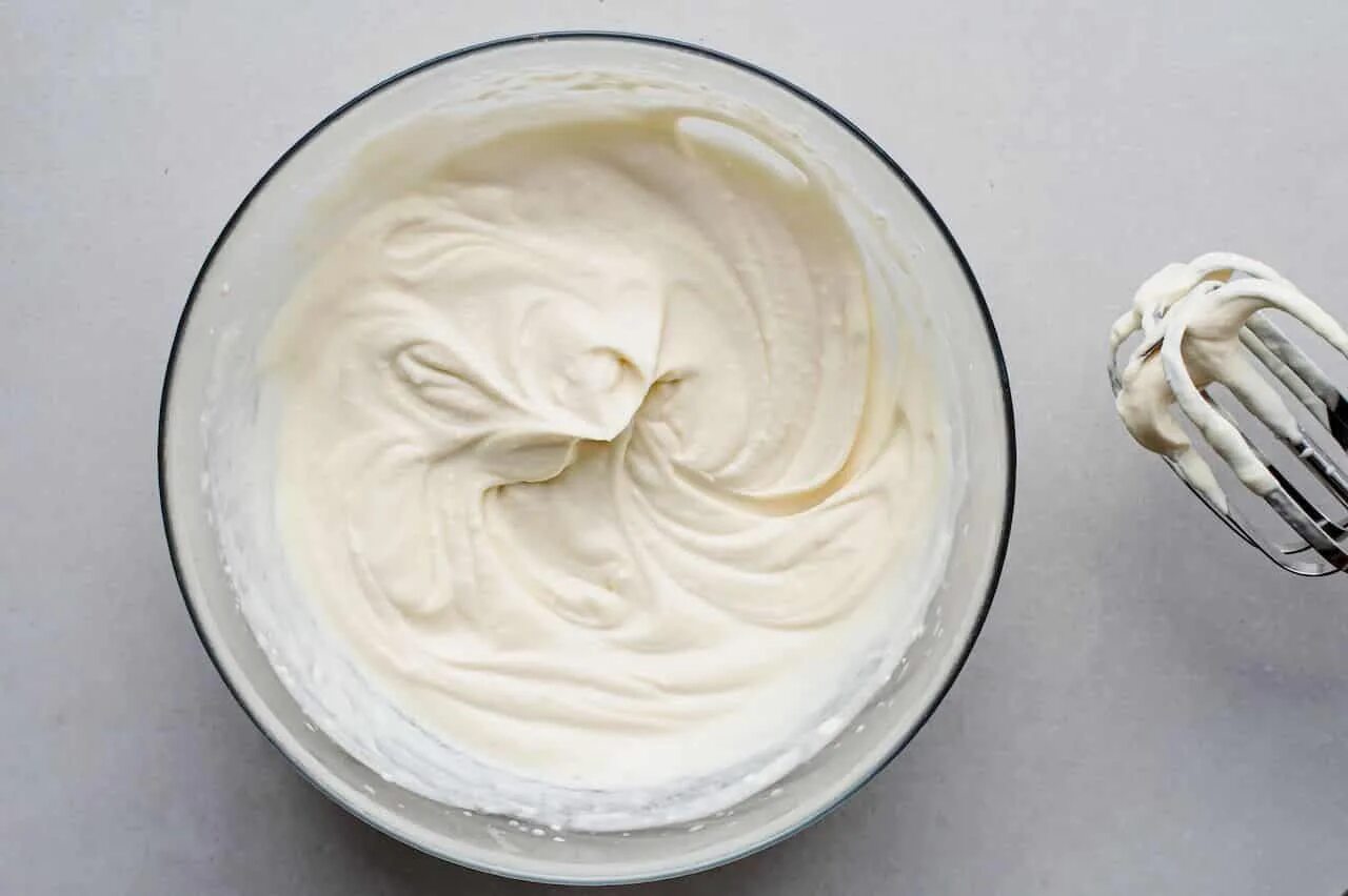 Как сделать плотный крем. Krem şanti whipped cream. whipped cream weybridge. как выглядит расслоенный крем.