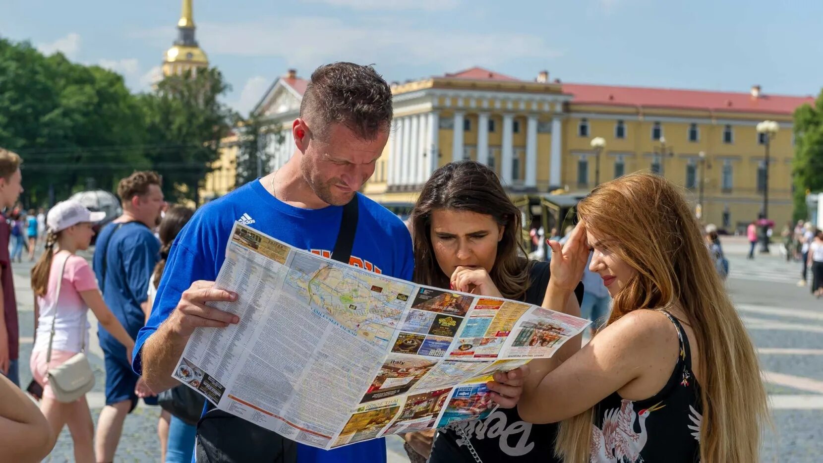 Тури́сты в Санкт-Петербу́рге. Туристы в Санкт-Петербурге. Иностранцы на улице. Культурно-познавательный туризм в Санкт-Петербурге.