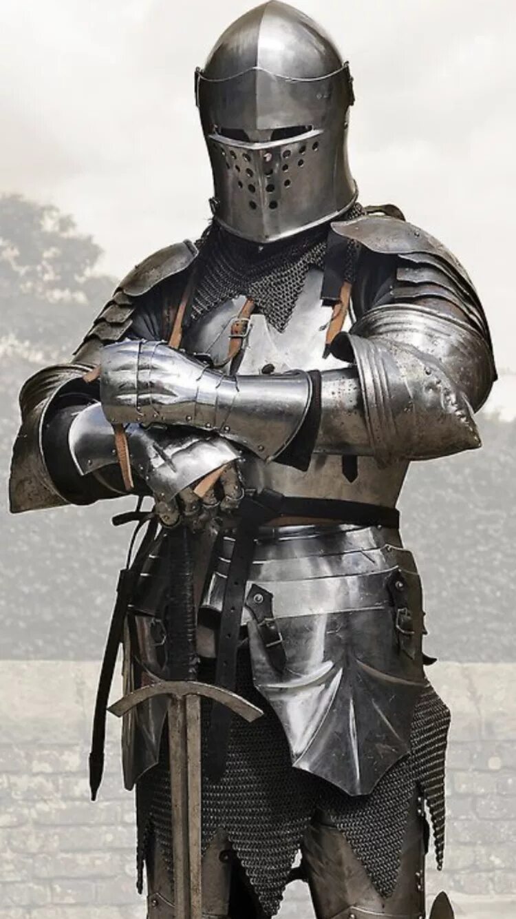 средневековый латный доспех. доспехи тамплиеров в музее. рыцарский доспех для турниров. кабальеро медиваль. тракийски доспехи.