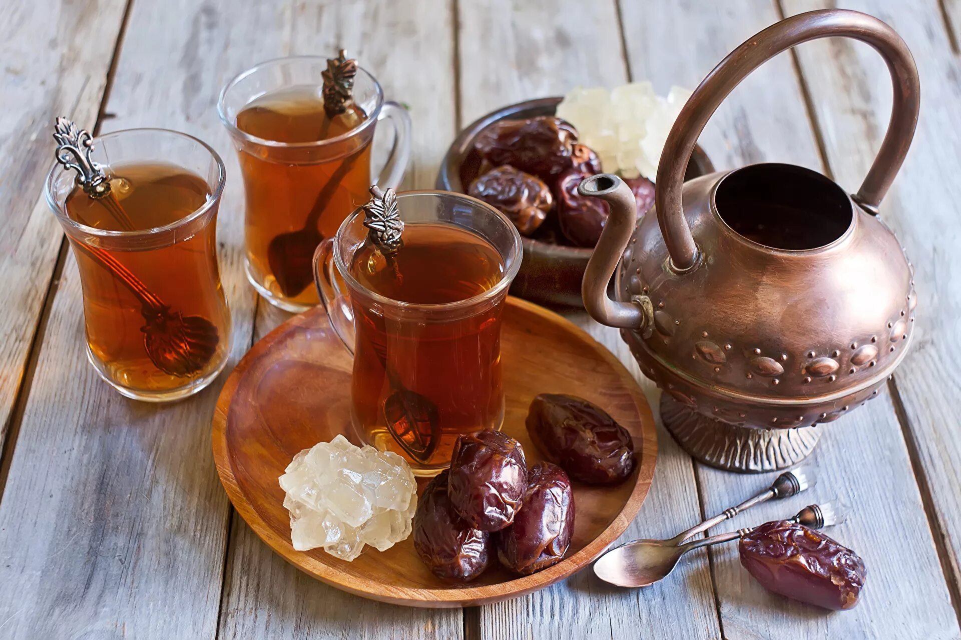 Заваривая чай мне хотелось угостить. Стол с чаем и сладостями. Чай со сладостями. Чаепитие картинки. Арабский чай.