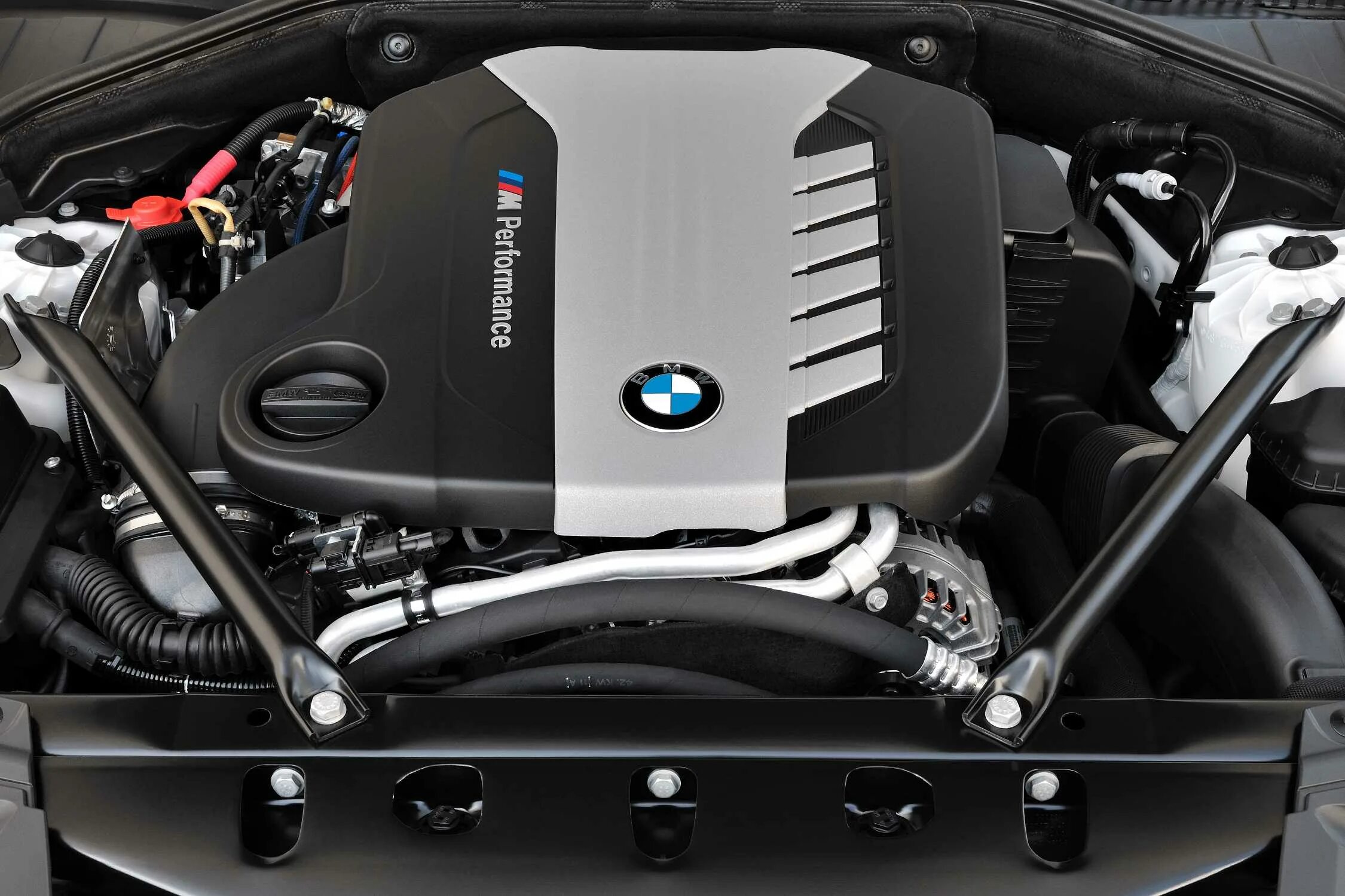 Новые двигатели бмв. BMW 750d мотор. БМВ 750 дизель. Двигатель БМВ 7. BMW f01 750d.