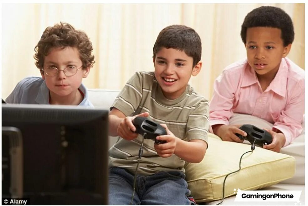 They play video games. Дети играющие в приставку. Дети играющие в компьютерные игры. Подросток играет в видеоигру. Мальчик играет в приставку.