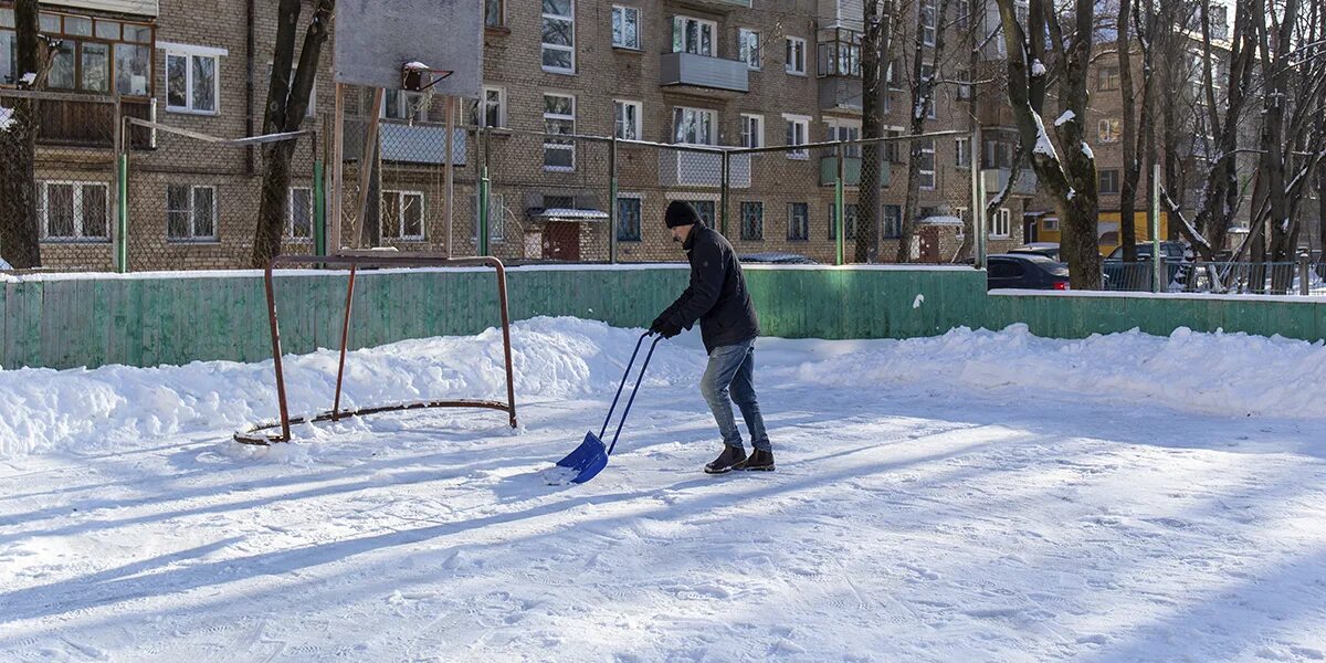 Гудеть двором