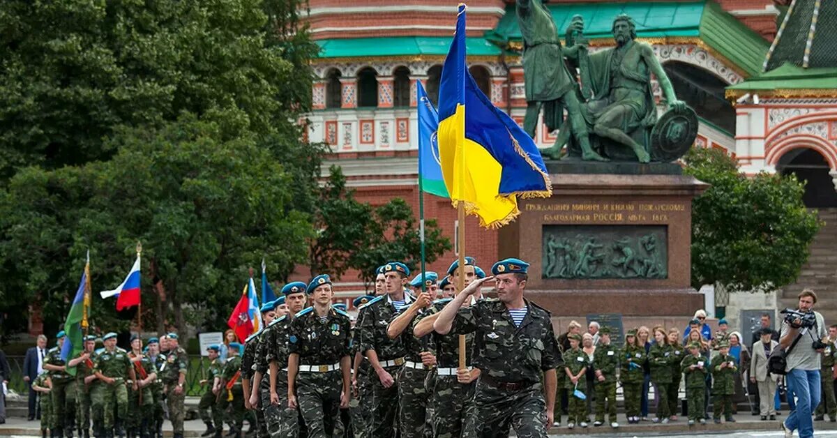 Московские хохлы. Армия Украины на красной площади. Русские войска в Киеве. Армия Украины парад. Парад Российской армии в Киеве.