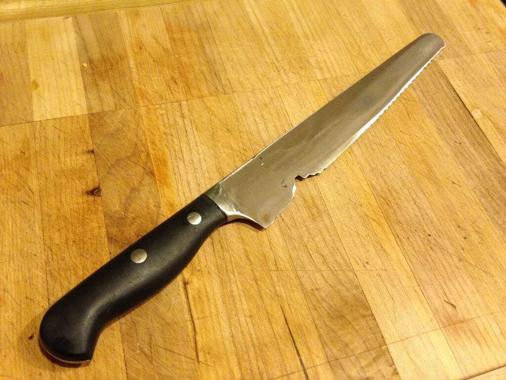 Оставляет нож на столе. Сломанный кухонный нож. Сломанный ноэж. Ножи для кухни. Кухонный нож на столе.