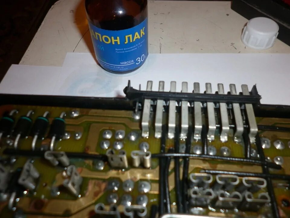 Покрыть плату лаком. Компаунд пк-68. Лак ур-231 с дгу. Диэлектрический лак цапон. Силиконовый лак для печатных плат.